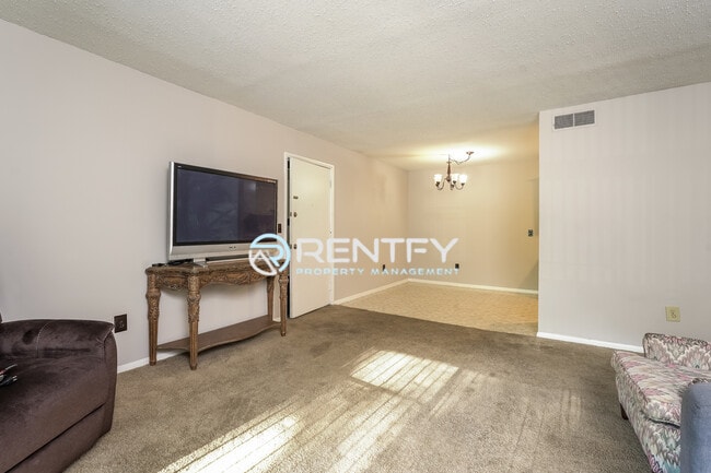 Building Photo - 2260 Sunderland Rd