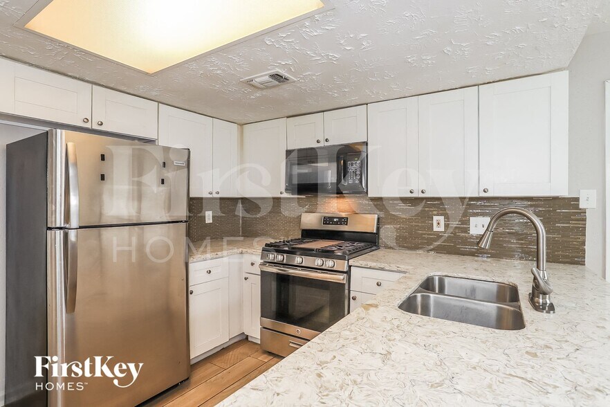 Building Photo - 20239 Misty Pines Dr