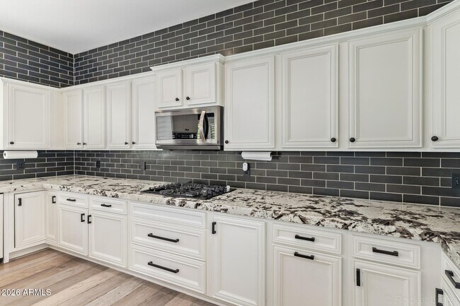 Building Photo - 326 W Loma Ln