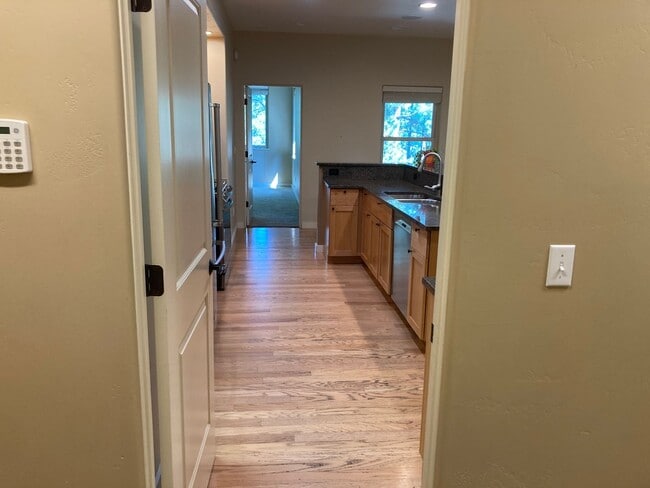 Building Photo - Custom home in the sought-after Edgemont H...