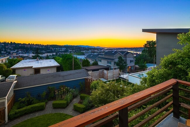 Building Photo - 3bd/2ba Seattle Home