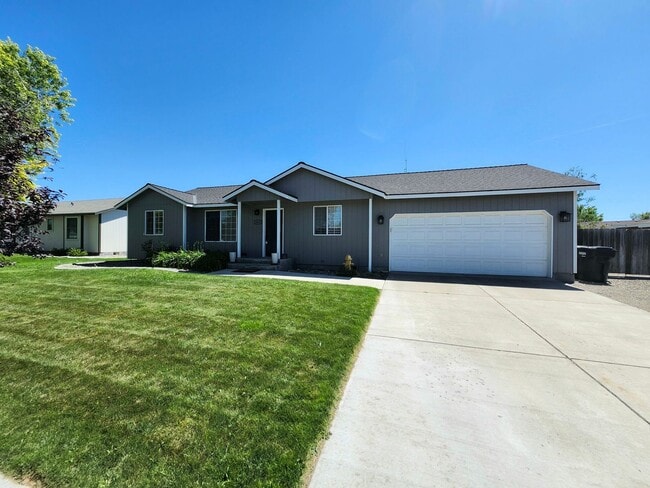 Building Photo - Beautiful Pasco Home w/Peaceful Backyard