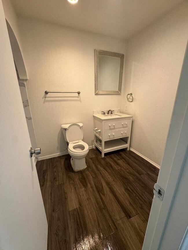 Building Photo - 3338 Country Club Dr