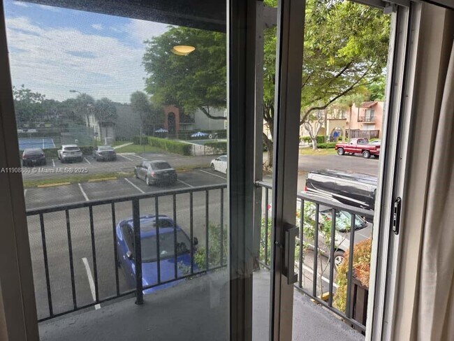 Building Photo - 10824 N Kendall Dr