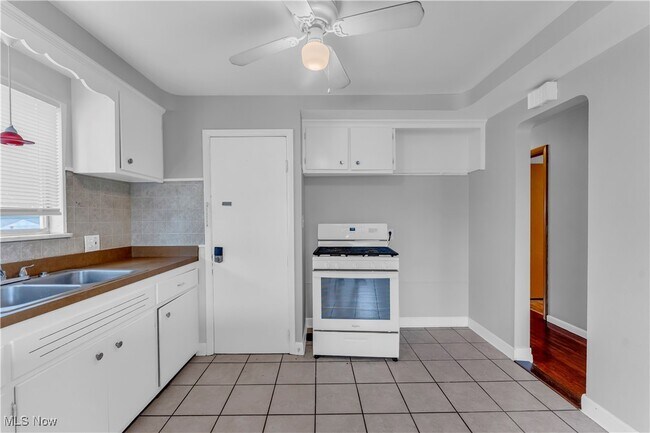 Building Photo - 10725 Vernon Ave
