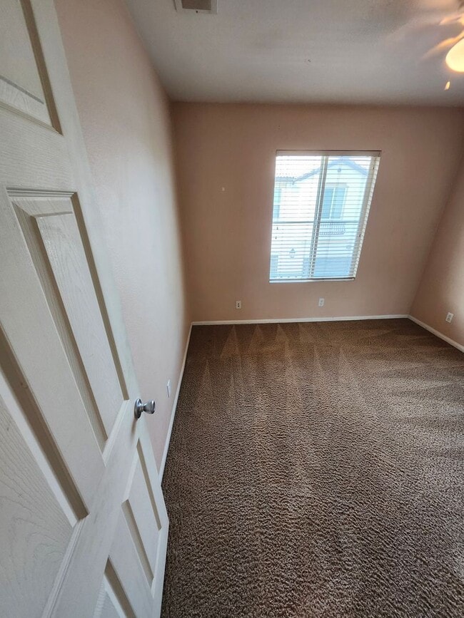 Building Photo - Beautiful two-story townhouse in Fontana G...