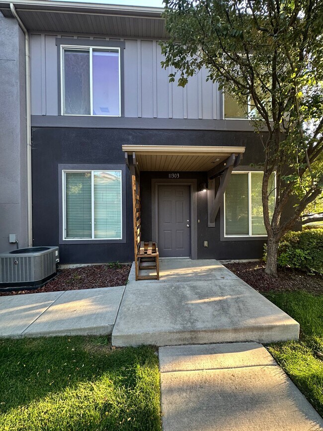 Building Photo - 11303 S River Heights Dr