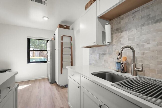 Building Photo - 3506 Claridge Rd E