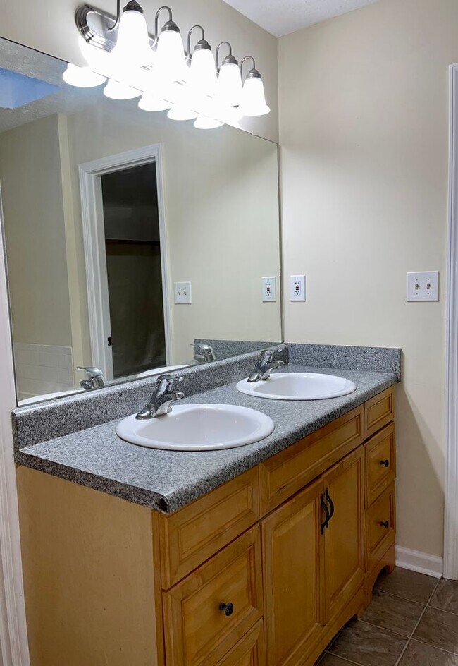 Building Photo - Spacious 3 Bed/2 Bath Ranch with Over 1800...