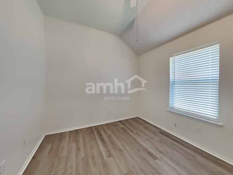 Building Photo - 605 Arbor Ln