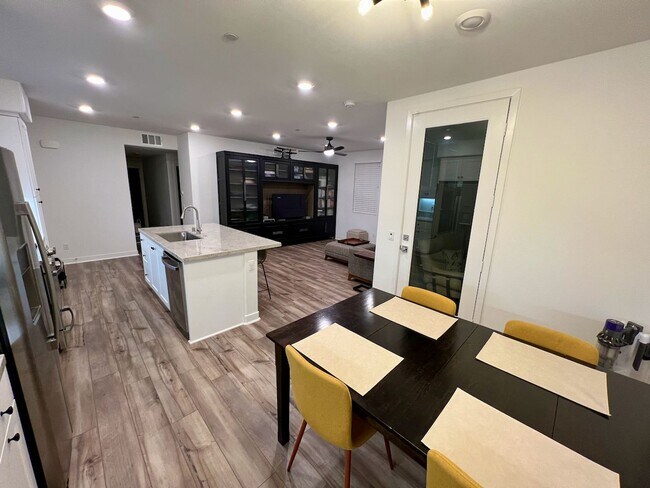 Building Photo - 2 bed 2bath w/attached garage, Pet-friendl...