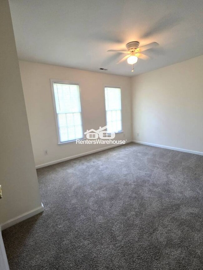 Building Photo - Lovely 3 bedroom, 2 1/2 Bath home in popul...