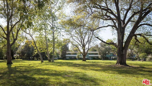 Building Photo - 5116 Village Green