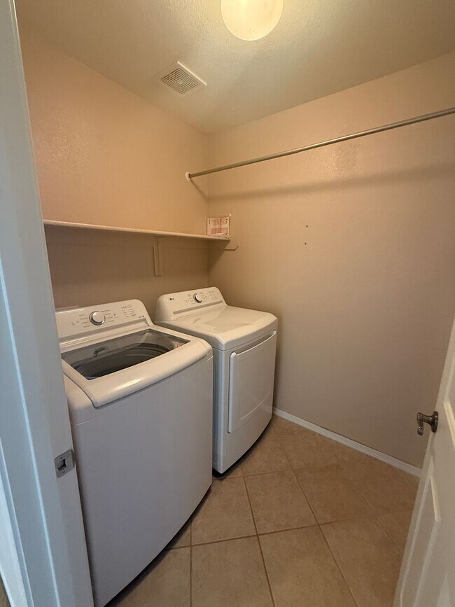 Building Photo - AVAILABLE NOW!  Beautiful 3BD/3BA North West HOME Resort-Style Living Across from Omni Tucson Nat...