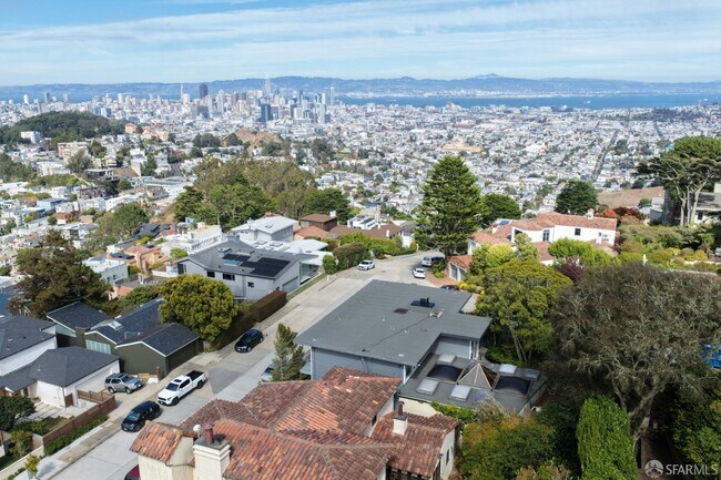 Building Photo - 2 Glenbrook Ave