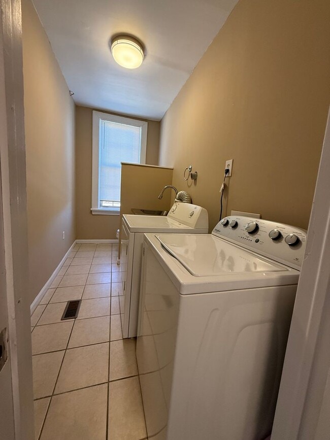 Building Photo - 3BR 1.5bath Townhouse with fenced yard!