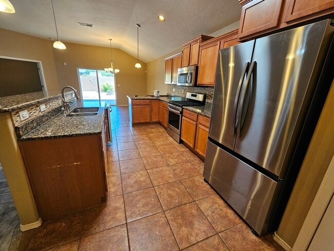 Building Photo - Beautiful Golf Course Area Home with 4 Bed...