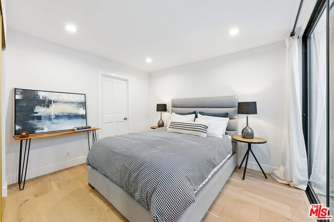 Building Photo - 6502 Dume Dr
