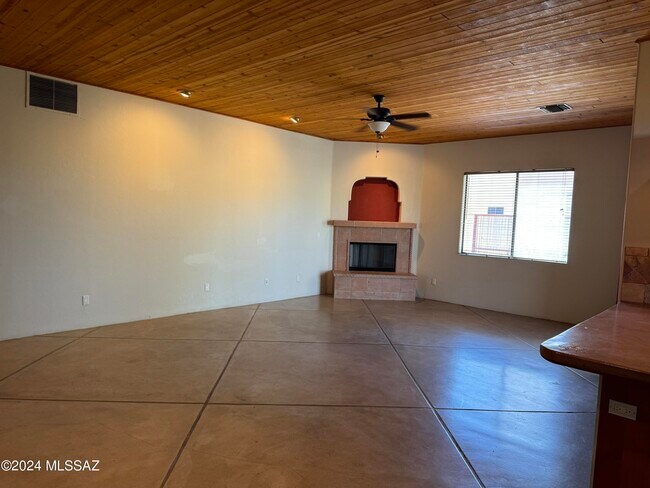 Building Photo - 1717 N Baxter Dr