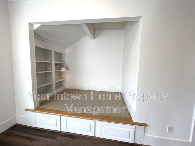 Building Photo - 1867 Gordon Manor NE