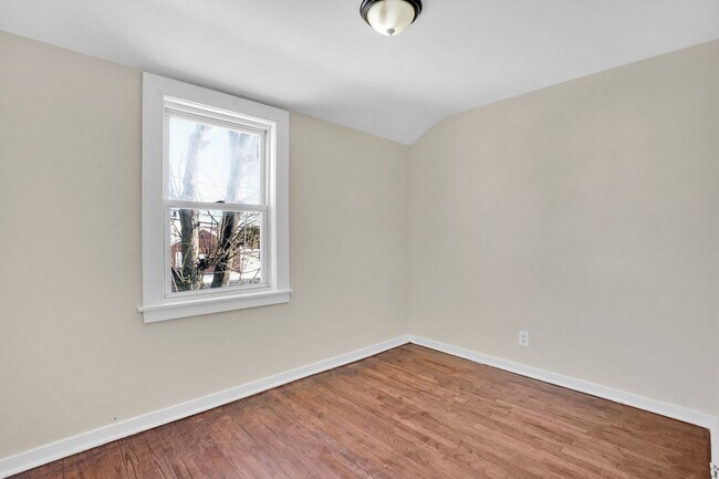 Building Photo - 6-12 Putnam Circle