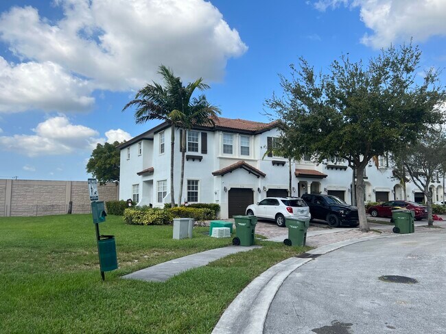 Building view - 938 NE 29th Ter