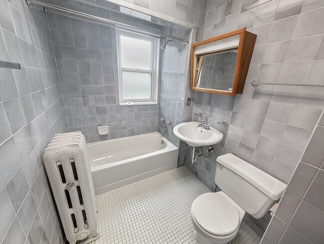 Building Photo - Large 3-bed/1-bath Apartment in the Heart of Rogers Park!