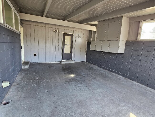 Building Photo - 517 NE 8th St