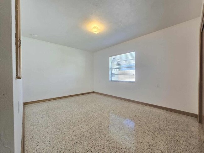 Building Photo - 127 E Beacon Rd