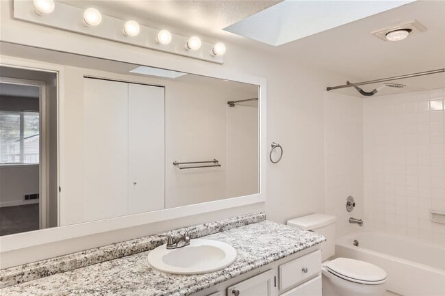 Building Photo - Beautiful 2BR/1BA Condo For Rent!!! Available May 1st - TEXT to TOUR!!!