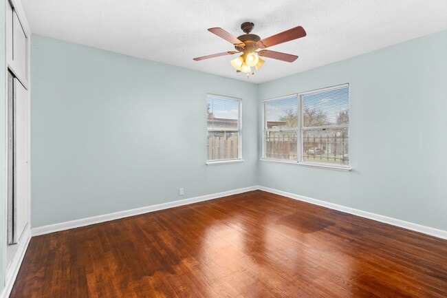 Building Photo - 527 Lively Dr