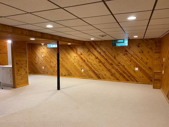 Building Photo - Beautifully Remodeled 4 Bedroom