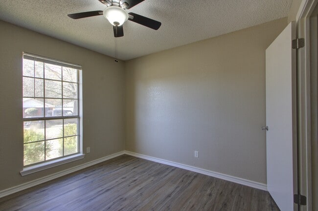 Building Photo - 118 Val Verde Trail