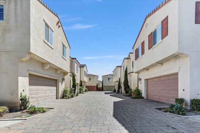 Building Photo - 2215 Antonio Dr