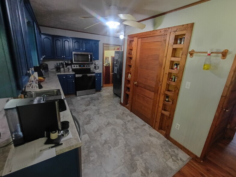 Kitchen - 258 Barkley Cir
