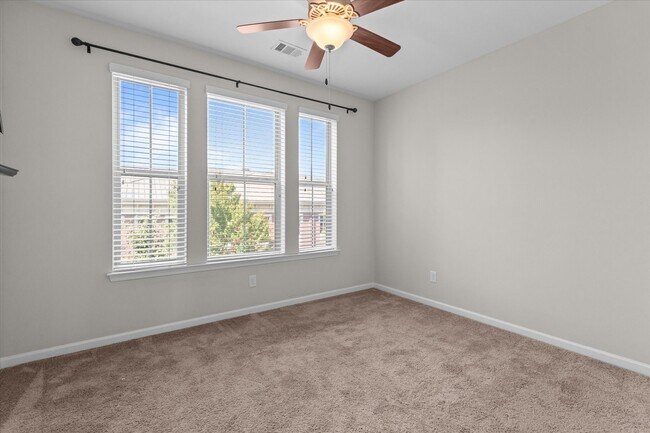 Building Photo - 1024 Moorewood Ln S E