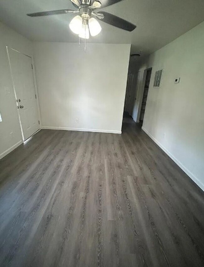 Building Photo - 6 St Columba Dr