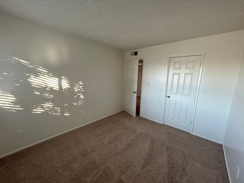 Building Photo - 4740 W Rose Ln