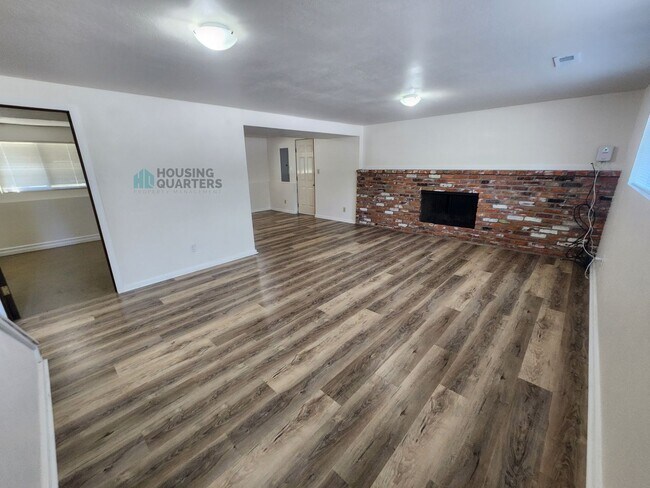 Building Photo - Single family home with large back yard!