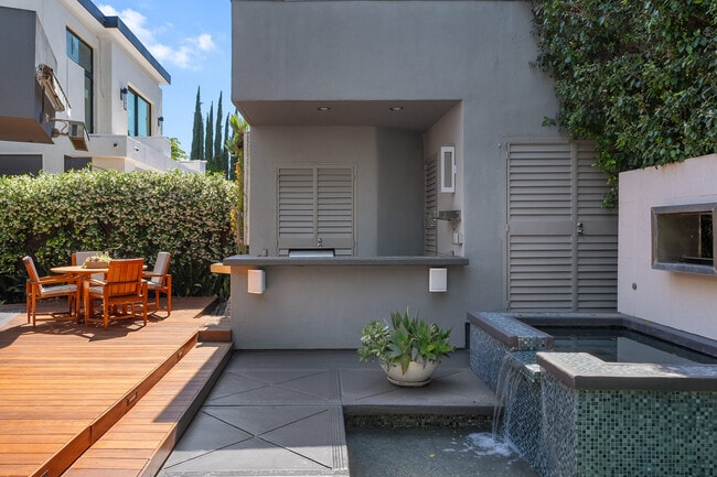 Building Photo - 8735 Dorrington Ave