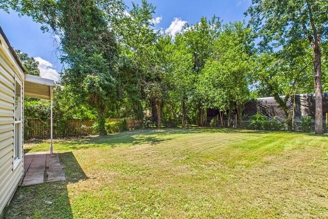 Building Photo - Updated home with New Kitchen, Hardwood Fl...