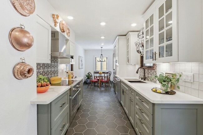 Building Photo - Epic custom remodel on this 1930s Spanish-style home near Downtown Willow Glen!