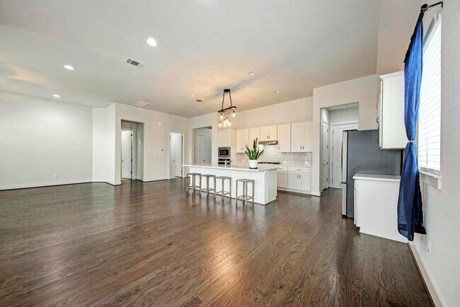 Building Photo - 1104 Almeria Bend