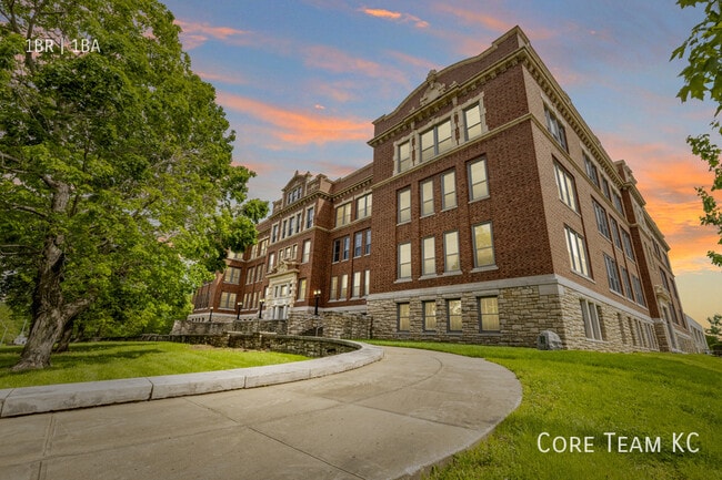 Building Photo - 310 E 39th-