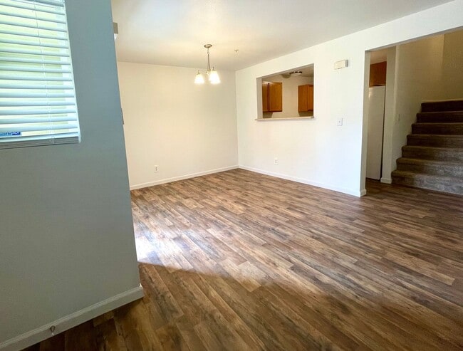 Building Photo - Townhome -2 bed 2.5 bath + bonus area