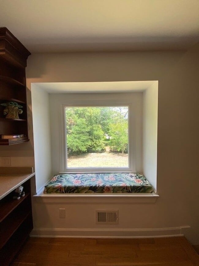 Building Photo - Welcome to this stunning fully furnished 4...