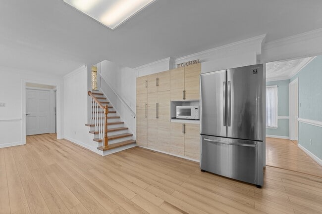 Building Photo - 832 Chalbourne Dr