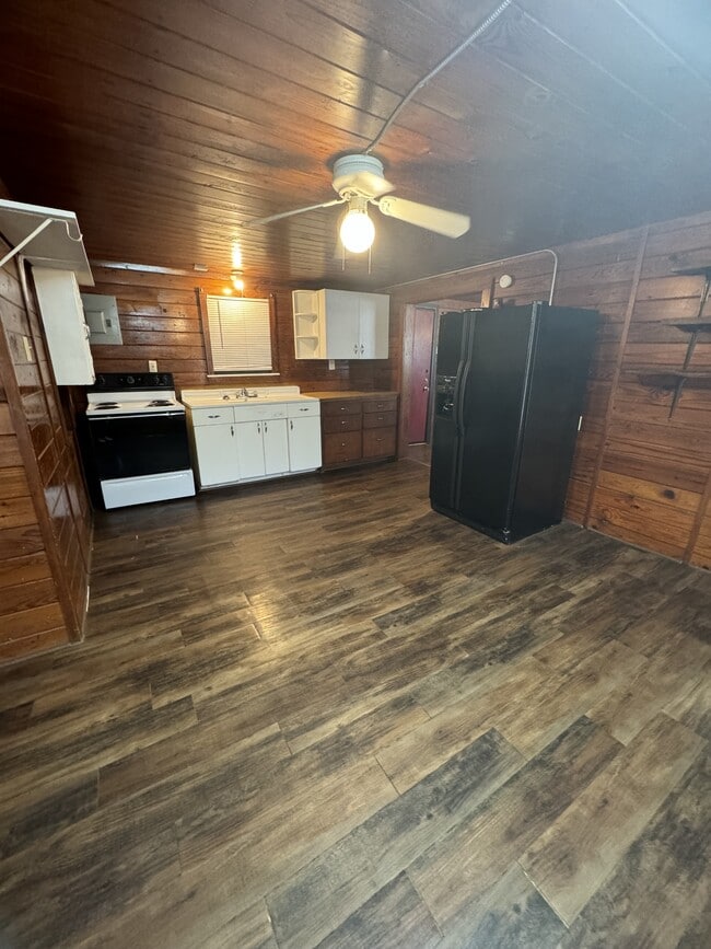 Building Photo - 405 N Burleson St