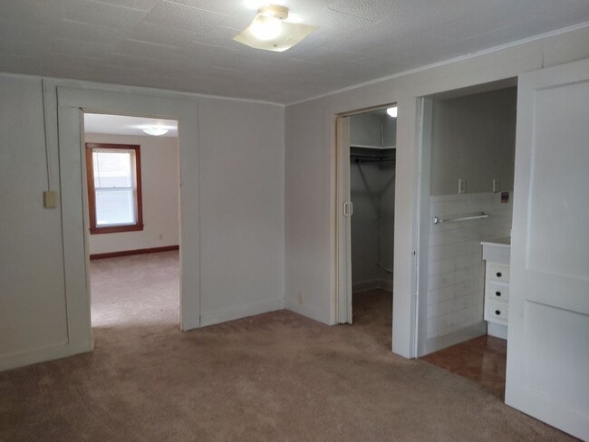 Building Photo - Charming 1-Bedroom Rental in the Heart of ...