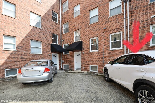 Building Photo - 702 S Lytle St